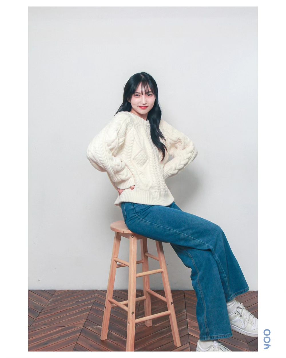 편안한 분위기의 두 사람 촬영 컷