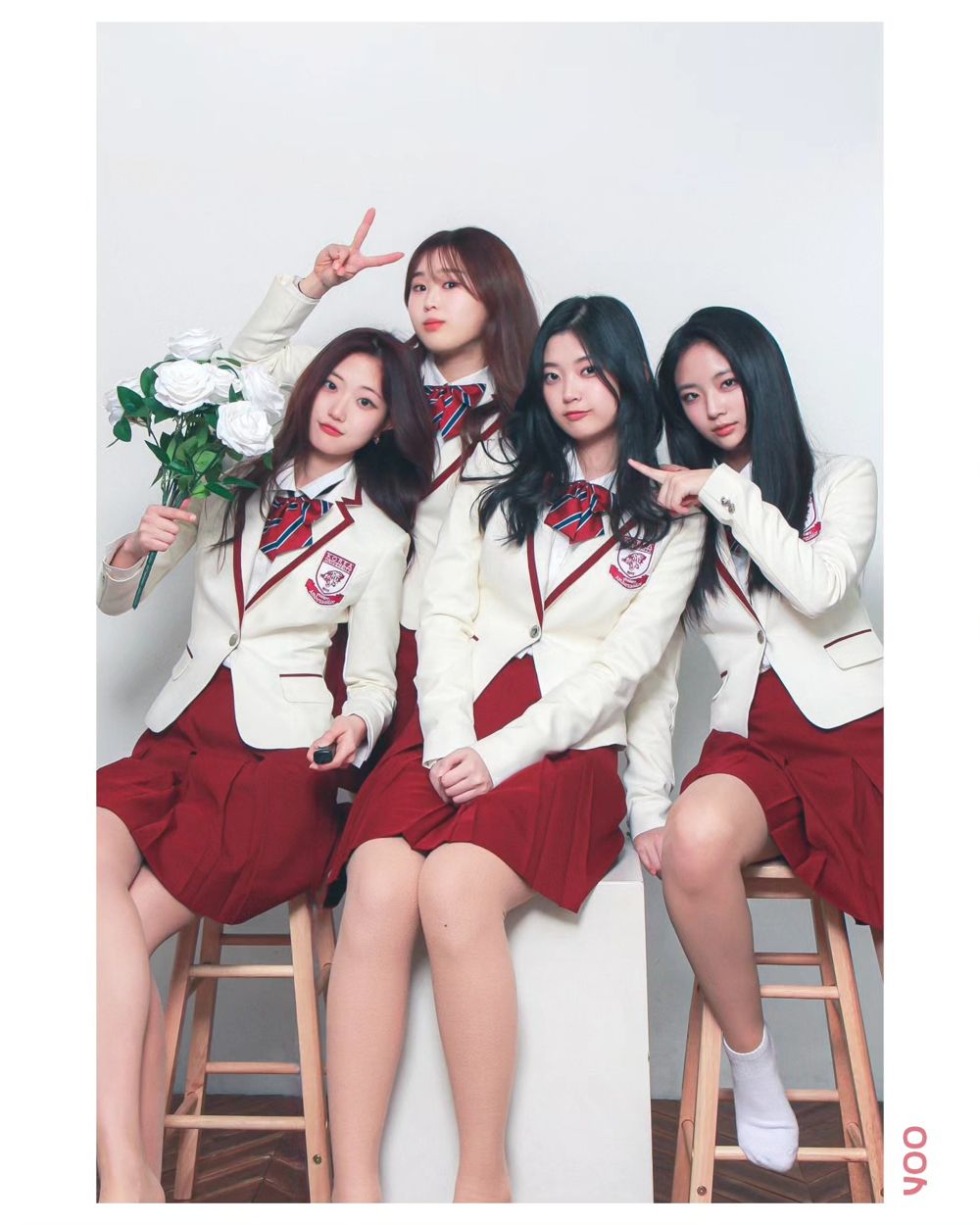교복 콘셉트 단체 촬영 컷