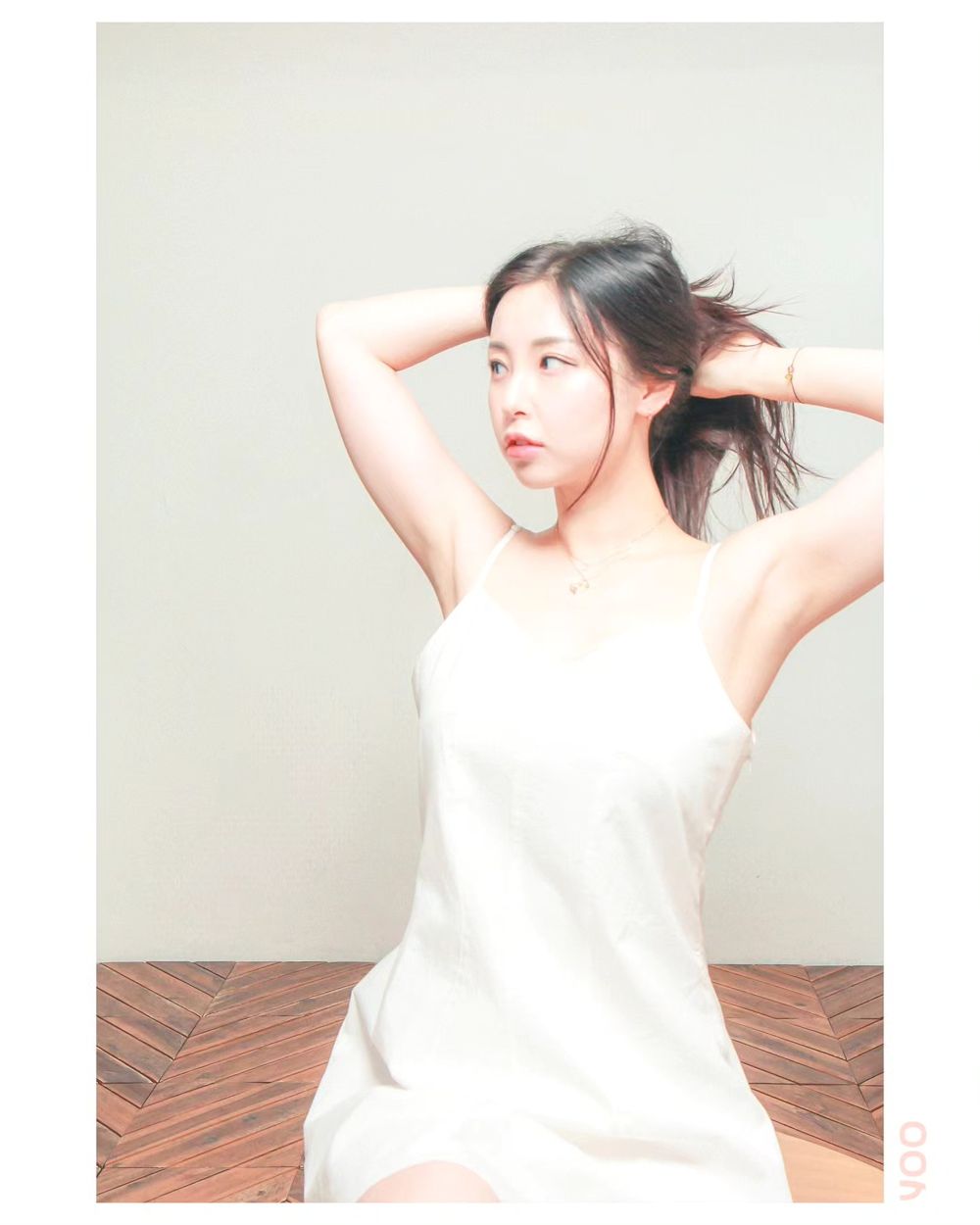 화이트 원피스 인물 촬영 컷