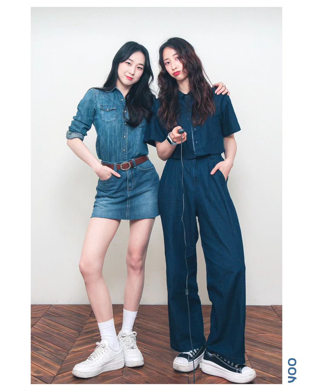 블루 점프수트 친구 촬영 컷