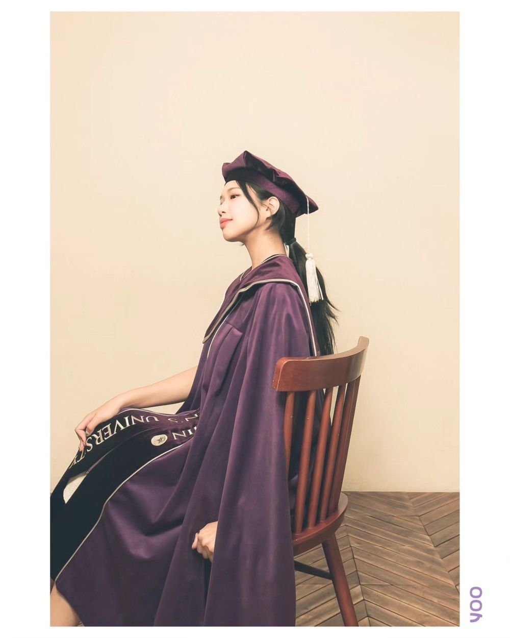 졸업 가운을 입은 촬영 컷