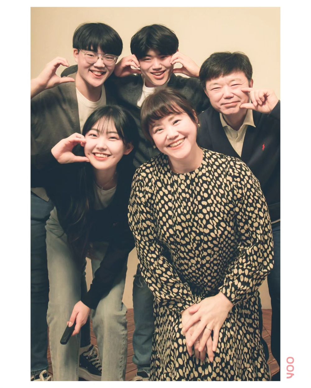 그린 톤 단체 촬영 컷