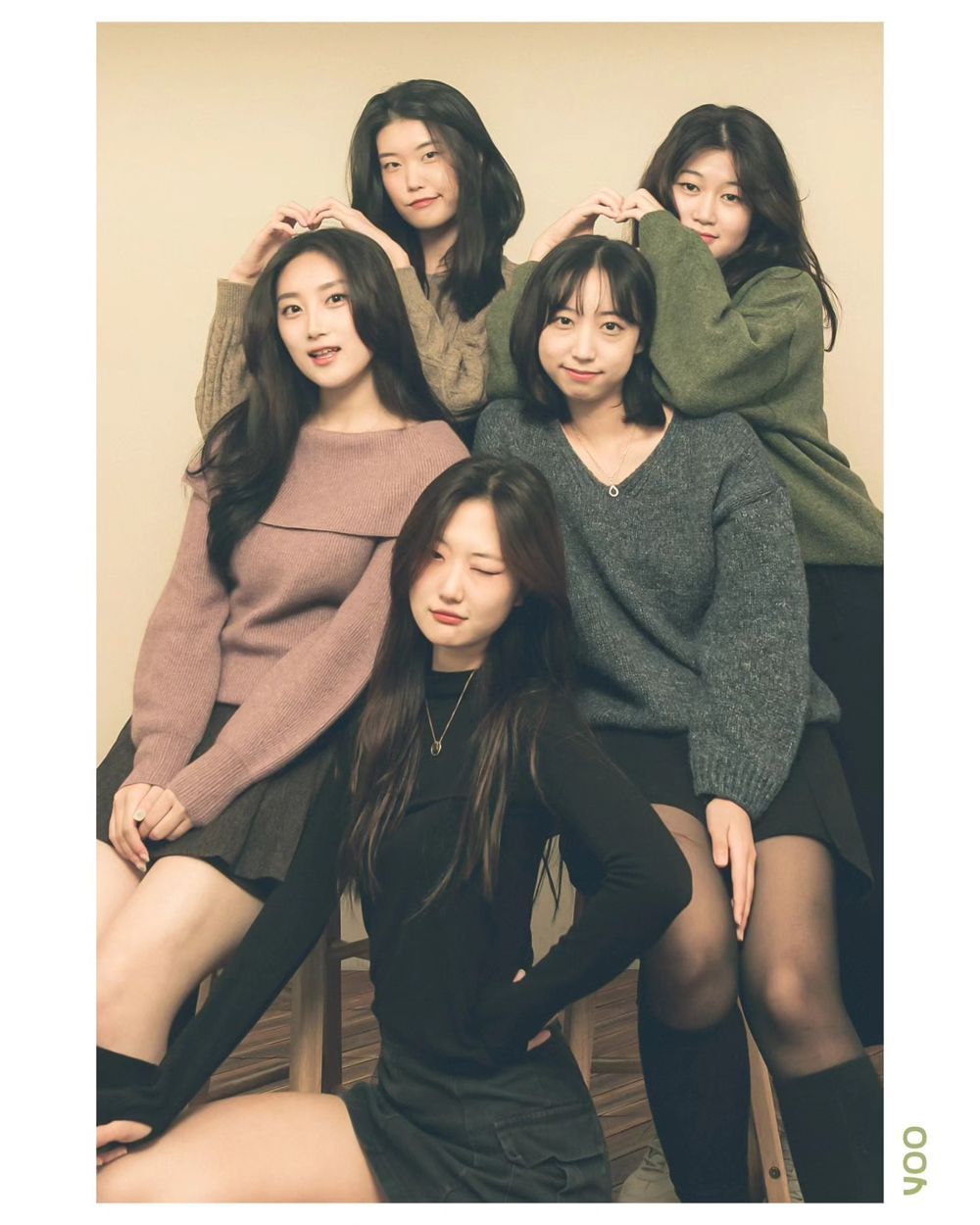 따뜻한 니트의 친구 단체 촬영 컷