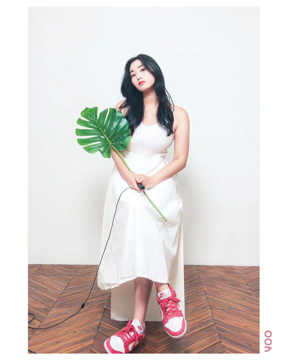 플랜트를 든 화이트 톤 촬영 컷